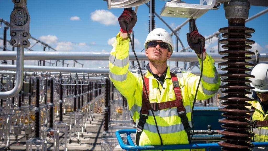 Un trabajador de Amey en una central eléctrica