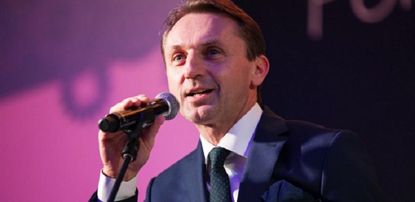 Dariusz Blocher recibiendo el premio la Industria Transformadora Polaca