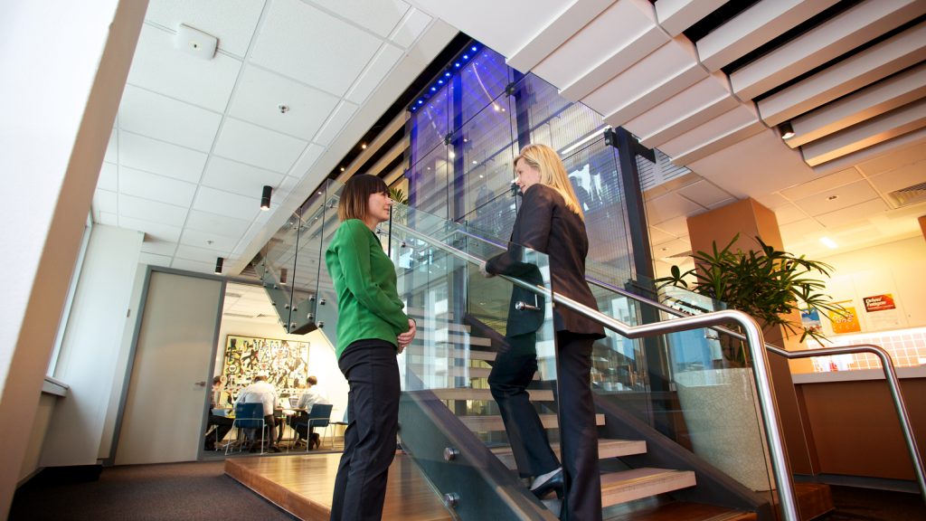 Dos mujeres en la oficina de Broadspectrum