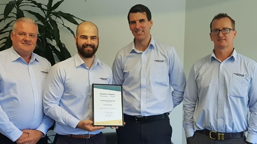 Empleados de Easternwell con el premio Healthier.Happier