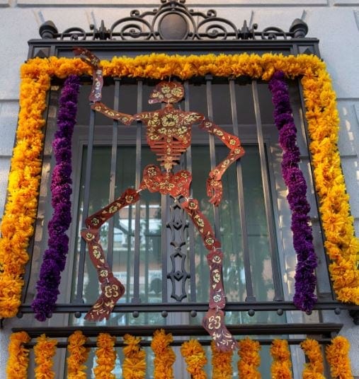Ventana decorada de la Casa de México en Madrid