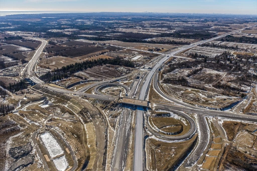 Una foto aérea de un cruce de la 407 East