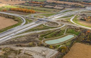 Foto aérea de un cruce de la autopista 407 East