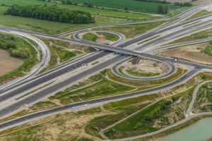 Foto aérea de una intersección de la autopista 407 East