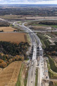 Foto aérea de un recto de la 407 East