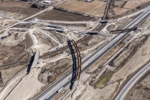 Foto aérea de la construcción de un puente sobre la 407 EDG