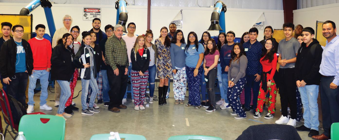 Gabby Gambino, con alumnos instituto de Austin Houston