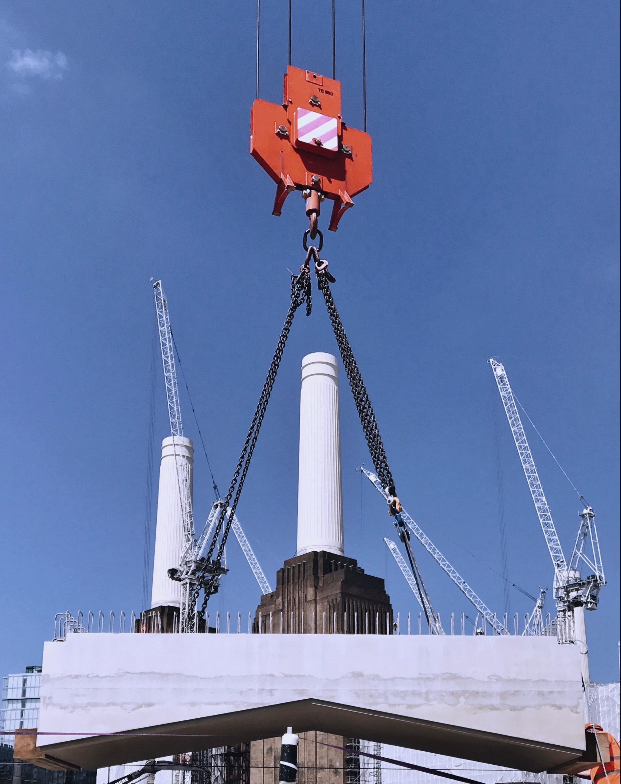 El equipo en Battersea de la expansión de la Línea Norte ha logrado ha logrado la instalación de los paneles arquitectónicos de sofito