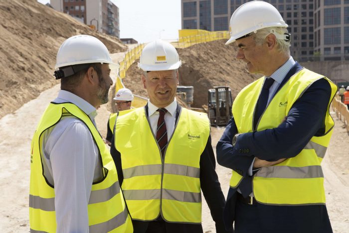 Foto de grupo de los visitantes a la futura sede de Metro Madrid