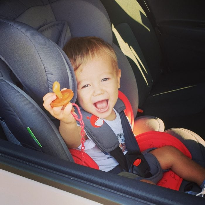 Aprende a pronunciar Image of a boy sitting in a child seat in a Zity car