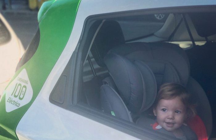 Image of a girl sitting in a child seat in a Zity car