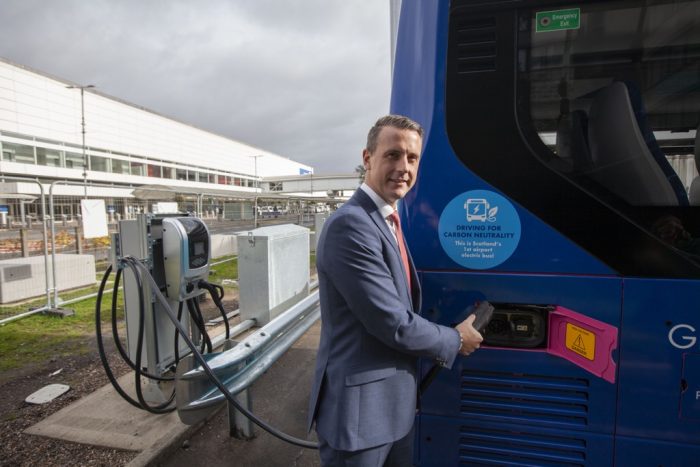 Imagen de la presentacion de los autobuses electricos que operaran en el aeropuerto de Glasgow