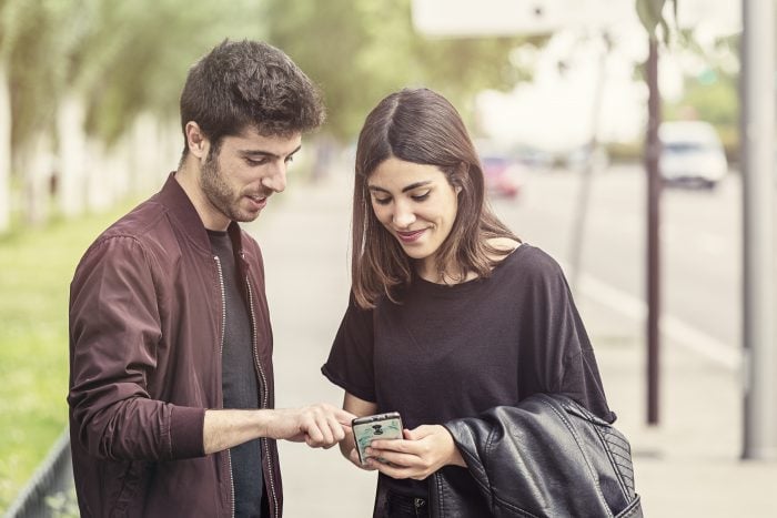 chicos mirando app movilidad