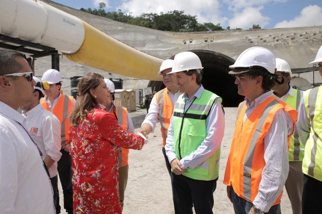  Image of the vice president of Colombia greeting the staff of Ferrovial Agroman and Cintra