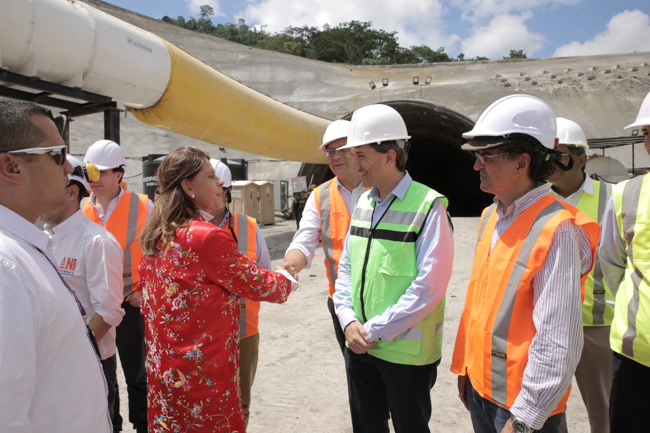 Imagen de la vicepresidenta de Colombia saludando al personal de Ferrovial Agroman y Cintra