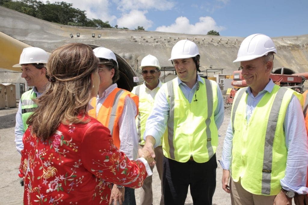 Imagen de la vicepresidenta de Colombia saludando al personal de Ferrovial Agroman y Cintra