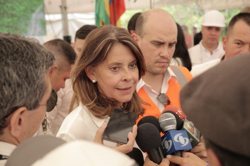  Image of the vice president of Colombia attending the media