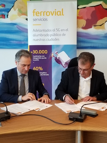 El alcalde del municipio de Gozón en Asturias, Jorge Suárez, y Gonzalo Rodríguez San Juan, director de Administraciones Locales de Ferrovial Servicios España